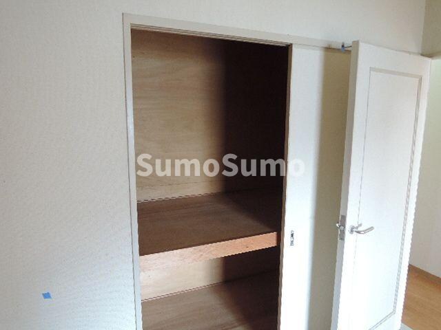 物件内観写真10　(ちょっとした収納スペースも充実しています)