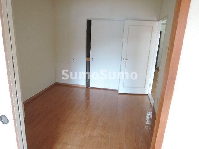 物件内観写真11　(落ち着いた色調の洋室です)