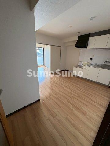 物件内観写真18　(こちらのリビングで趣味の時間をお楽しみください)