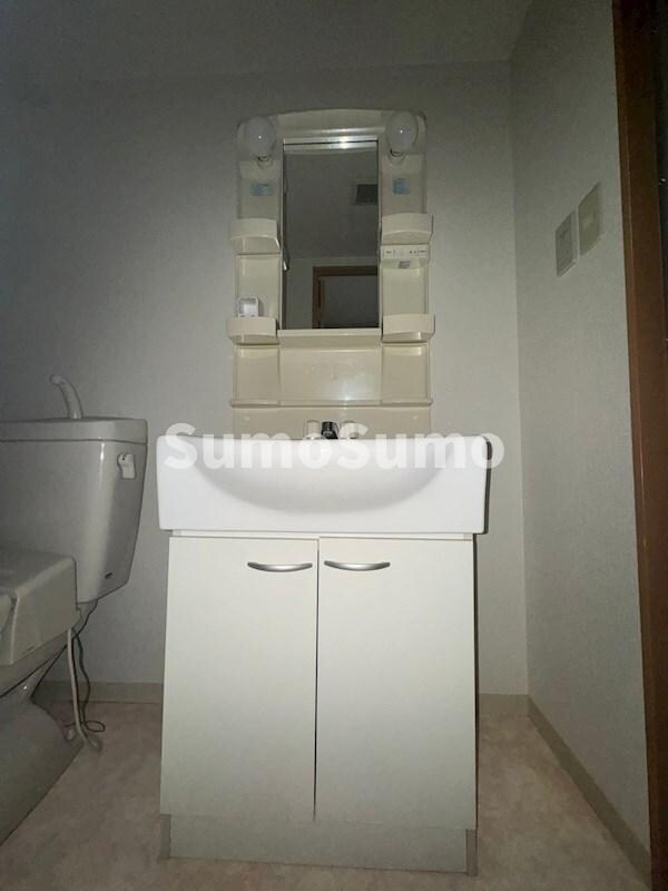 物件内観写真10　(独立洗面台あり、毎朝おしゃれに忙しい女性の方におすすめです)