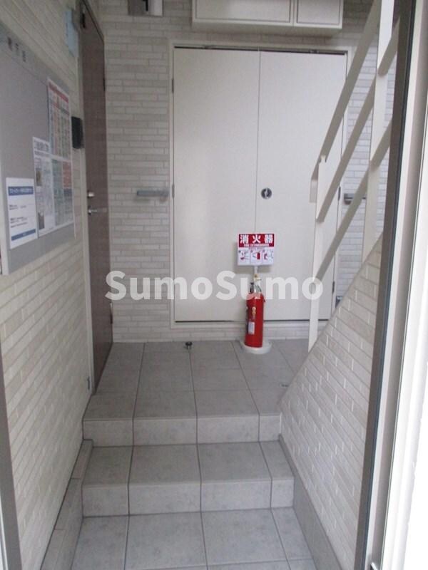 物件外観写真3　(清潔なエントランスです)