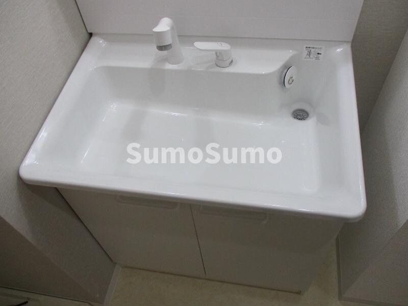 物件内観写真16　(ゆったりとスペースのある洗面所)