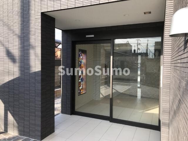 物件外観写真2　(落ち着いたエントランスです)