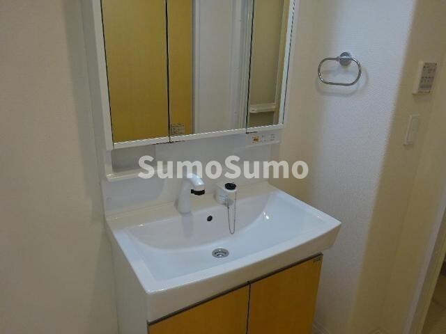 物件内観写真10　(明るい洗面所です)