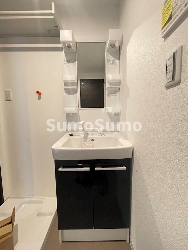 物件内観写真10　(独立洗面台あり、毎朝おしゃれに忙しい女性の方におすすめです)