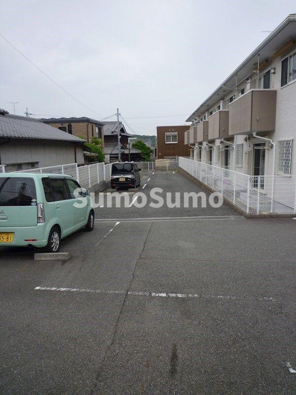 駐車場(車をお持ちの方に嬉しい駐車場付きの物件です)