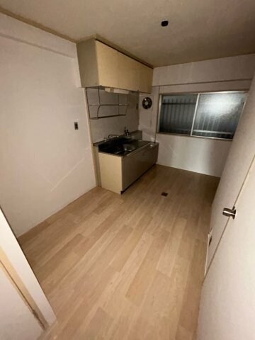 物件内観写真3　(こちらのリビングで趣味の時間をお楽しみください)