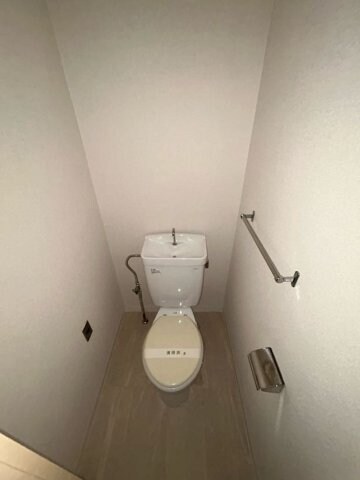 物件内観写真9　(シンプルで使いやすいトイレです)