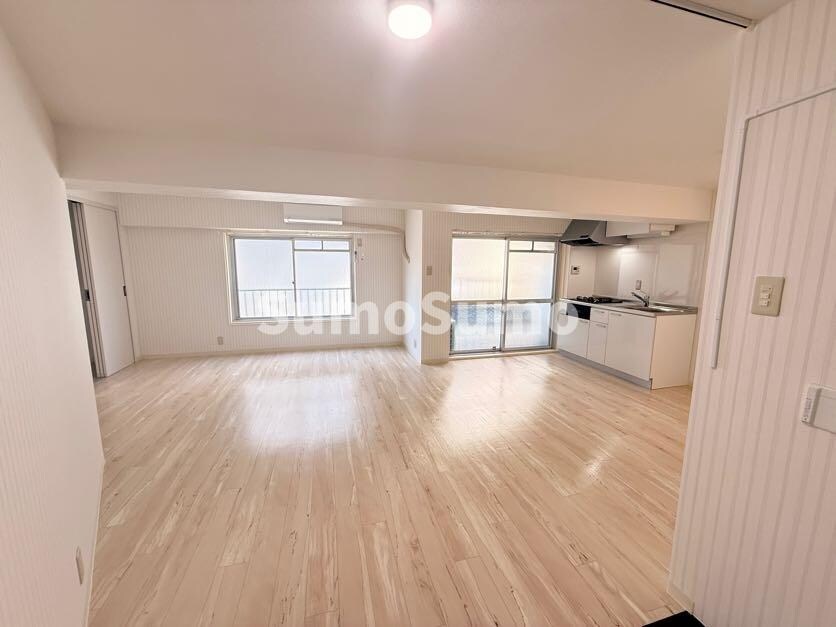 物件内観写真7　(こちらの居間で趣味の時間をお楽しみください)