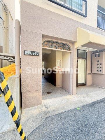 物件外観写真4　(落ち着いたエントランスです)