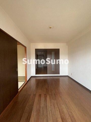 物件内観写真8　(広くて明るい寝室)