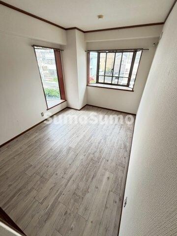 物件内観写真4　(開放的な寝室です)