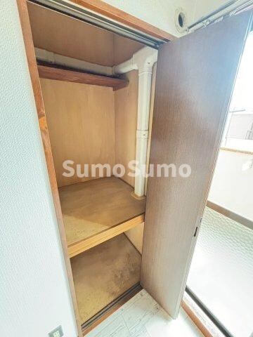 物件内観写真12　(大きなスペースがあり、収納には困りません)