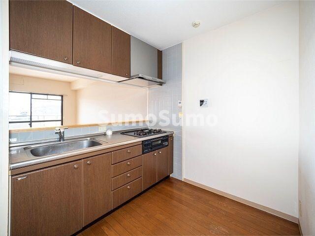 物件内観写真5　(広くて明るい寝室)