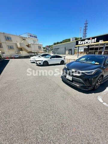 物件外観写真2　(駐車スペースもあります)