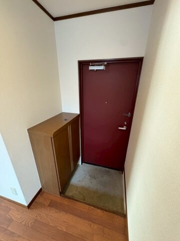 物件内観写真4　(シンプルで使いやすい玄関です)