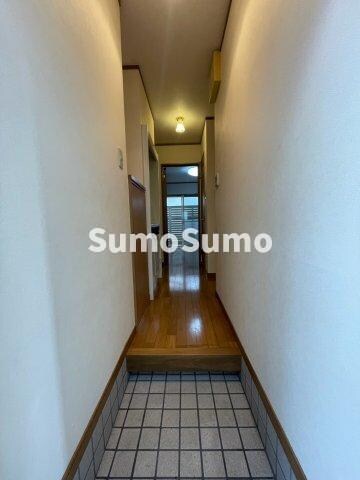 物件内観写真3　(ゆったりとした玄関です)