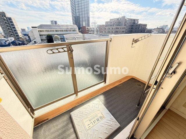 物件内観写真6　(お洗濯にも便利なバルコニー付き)