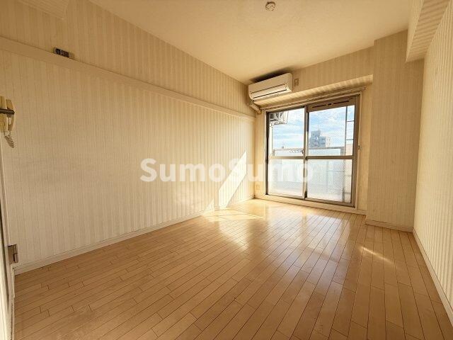 物件内観写真10　(こちらのリビングで趣味の時間をお楽しみください)