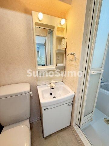 物件内観写真15　(独立洗面台、小物を置くことができて便利です)