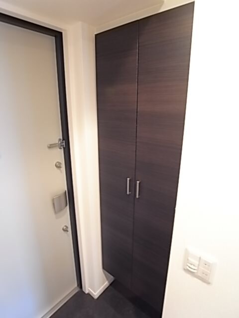 物件内観写真4　(収納もある玄関です)