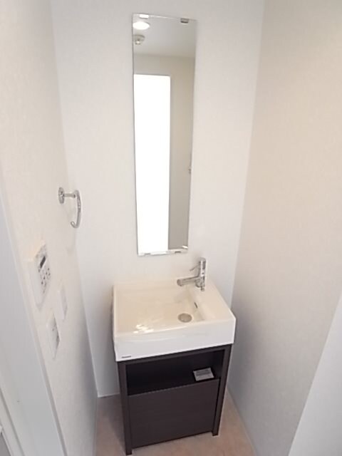 物件内観写真11　(独立洗面台で身支度をすべて済ませてしまいましょう)