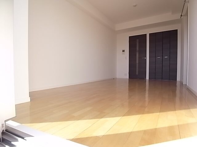 物件内観写真16　(こちらのリビングで趣味の時間をお楽しみください)