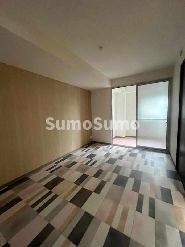 物件内観写真8　(広くて明るい寝室)