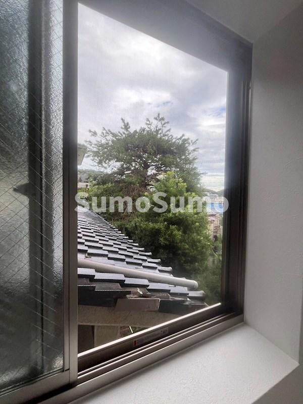 物件内観写真10　(お洗濯にも便利なバルコニー付き)