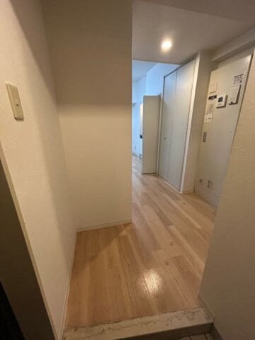 物件内観写真3　(明るい玄関です)