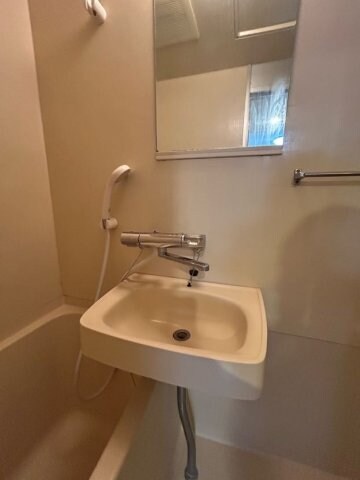 物件内観写真18　(明るい洗面所です)