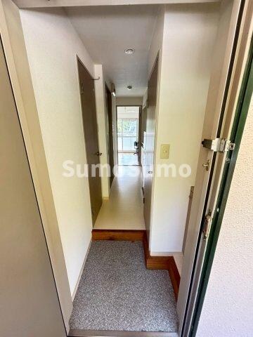 物件内観写真3　(収納もある玄関です)