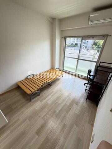 物件内観写真4　(ゆったりとした居間です)