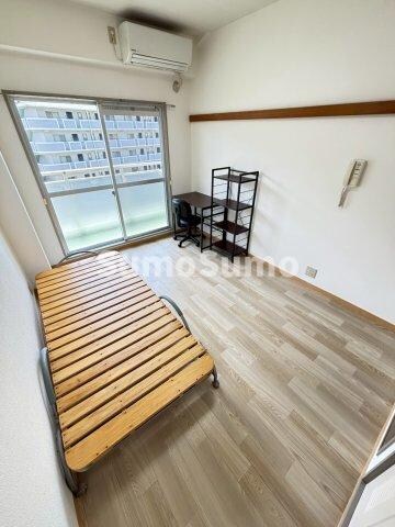 物件内観写真6　(広くて明るい寝室)