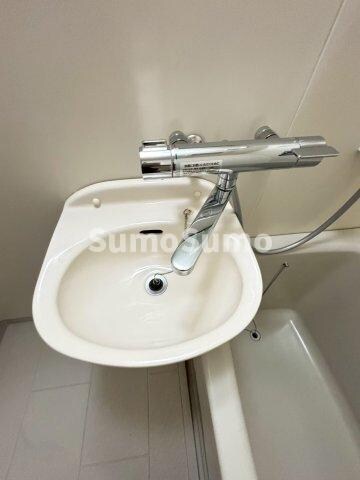 物件内観写真9　(ゆったりとスペースのある洗面所)