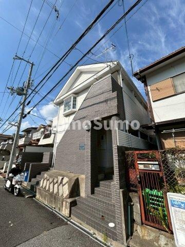 物件外観写真1　(外観は落ち着いています)