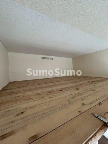 物件内観写真6　(落ち着いた色調の寝室です)