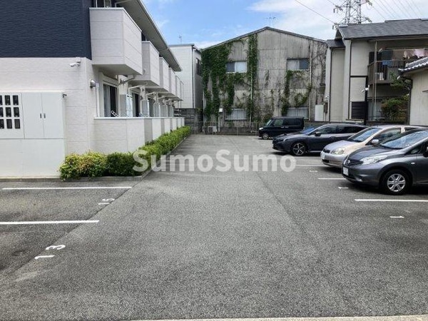 駐車場(車をお持ちの方に嬉しい駐車場付きの物件です)