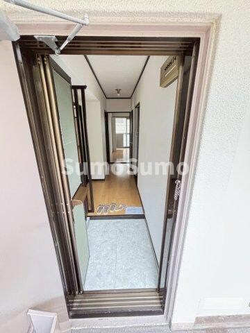 物件内観写真3　(明るい玄関です)