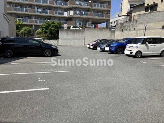 物件外観写真3　(車をお持ちの方に嬉しい駐車場付きの物件です)