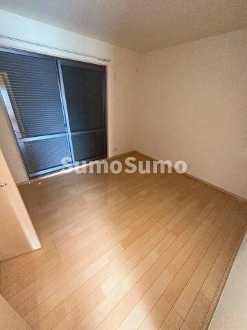 物件内観写真5　(開放的な寝室です)