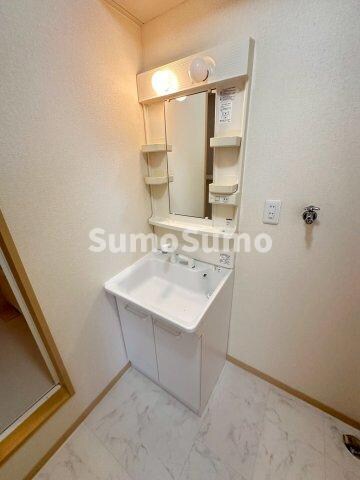 物件内観写真7　(ゆったりとスペースのある洗面所)