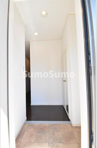 物件内観写真2　(収納もある玄関です)