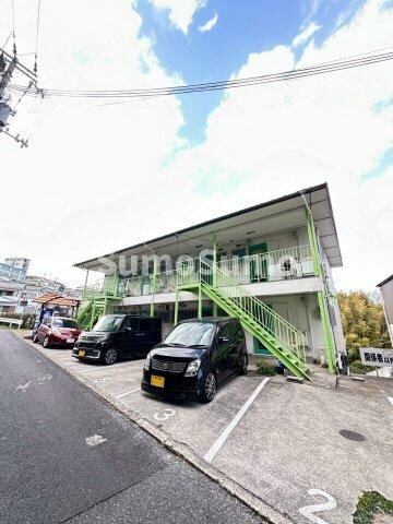 物件外観写真2　(車をお持ちの方に嬉しい駐車場付きの物件です)