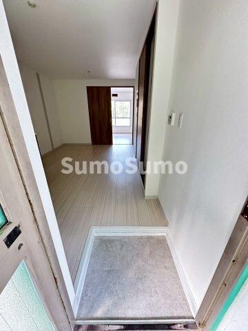 物件内観写真3　(明るい玄関です)
