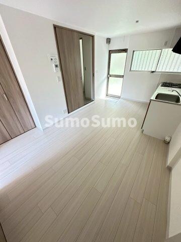 物件内観写真5　(こちらの居間で趣味の時間をお楽しみください)