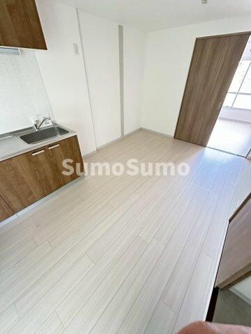 物件内観写真8　(開放的な寝室です)