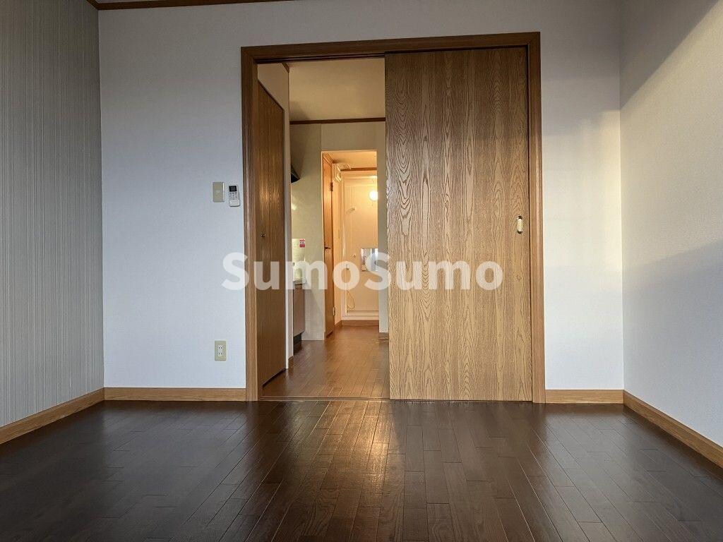 物件内観写真4　(こちらの居間で趣味の時間をお楽しみください)