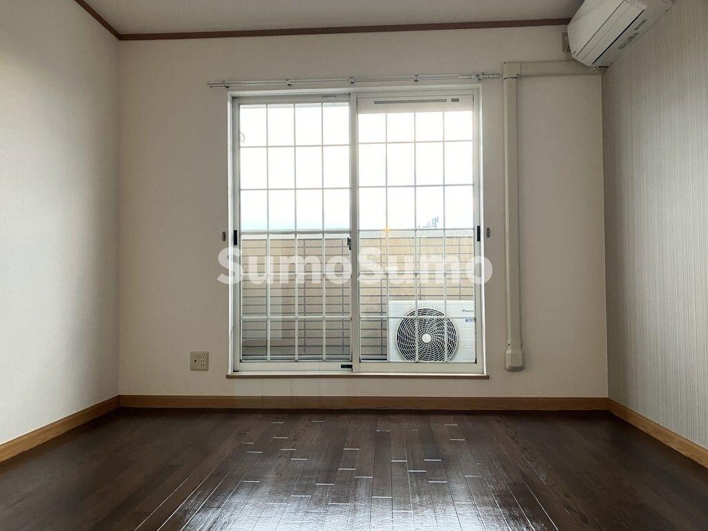 物件内観写真6　(落ち着いた色調の寝室です)