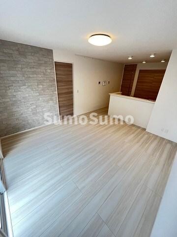 物件内観写真3　(こちらのリビングで趣味の時間をお楽しみください)